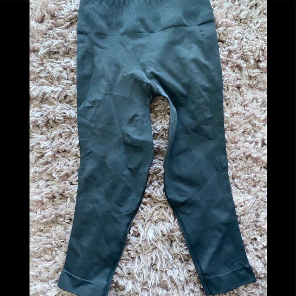 Lululemon cropped compression leggings